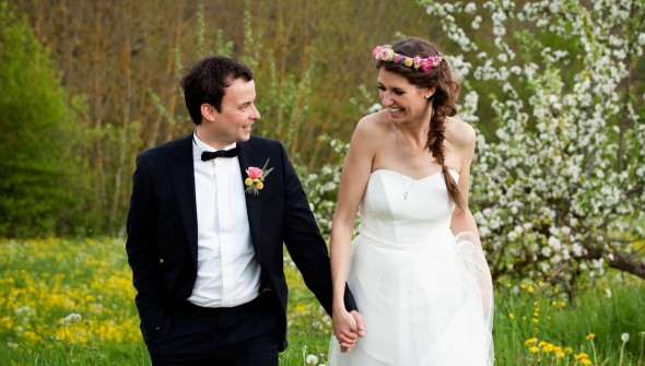 Clari en Dani Stuttgart samen wandelen door gras en een oceaan van bloemen