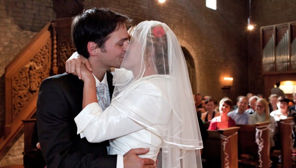 Maud en Daniel Nijmegen de kus in de kerk