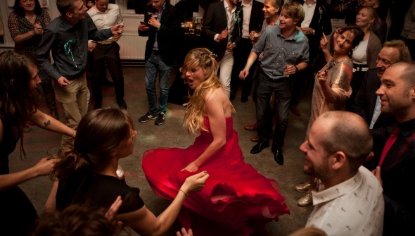 Steffi en Sjoerd den Bosch dansfoto van de bruid, echte feest stemming