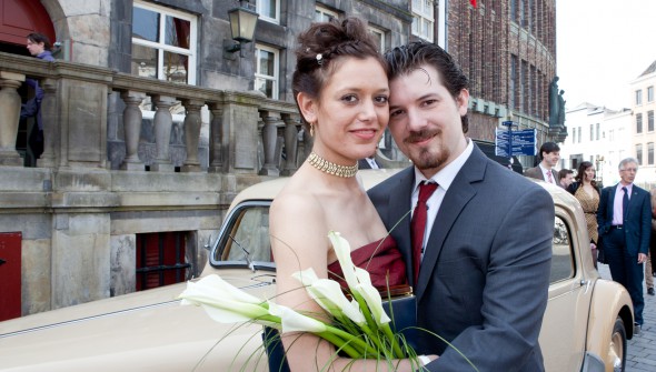 Stijn Loree Stadhuis Den Bosch voor de trouw auto net getrouwd